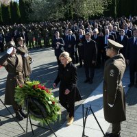 Brojna izaslanstva na Memorijalnom groblju u Vukovaru položila vijence za poginule