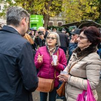 Zoran Milanović s pulske tržnice krenuo u prikupljanje potpisa za predsjedničku kandidaturu