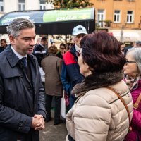 Zoran Milanović s pulske tržnice krenuo u prikupljanje potpisa za predsjedničku kandidaturu