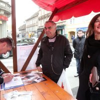 Zagreb: Zoran Milanović sa suprugom posjetio štand za sakupljanje potpisa u centru grada