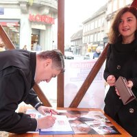 Zagreb: Zoran Milanović sa suprugom posjetio štand za sakupljanje potpisa u centru grada