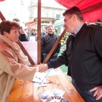 Zagreb: Zoran Milanović sa suprugom posjetio štand za sakupljanje potpisa u centru grada