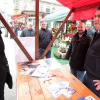 Zagreb: Zoran Milanović sa suprugom posjetio štand za sakupljanje potpisa u centru grada