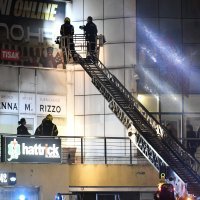 Policijski očevid nakon pucnjave kod kafića Caffe bar 42 u Sesvetama