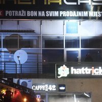 Policijski očevid nakon pucnjave kod kafića Caffe bar 42 u Sesvetama