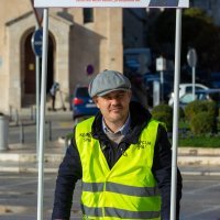 Dario Juričan poznat i kao Milan Bandić skupljao potpise za predsjedničku kandidaturu na splitskoj Rivi