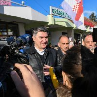 Predsjednički kandidat Zoran Milanović posjetio Viroviticu i družio se s građanima