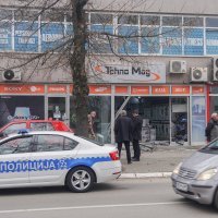 Automobil potpuno uništio izlog trgovine tehničkom robom