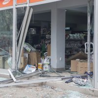 Automobil potpuno uništio izlog trgovine tehničkom robom