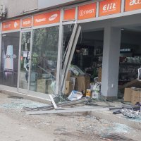 Automobil potpuno uništio izlog trgovine tehničkom robom