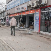 Automobil potpuno uništio izlog trgovine tehničkom robom