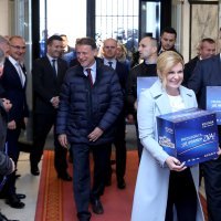 Kolinda Grabar-Kitarović predala potpise DIP-u