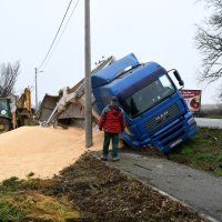 Vozač kamiona punog kukuruza sletio u putni jarak i prevrnuo se