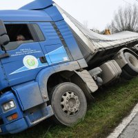 Vozač kamiona punog kukuruza sletio u putni jarak i prevrnuo se