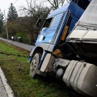 Vozač kamiona punog kukuruza sletio u putni jarak i prevrnuo se