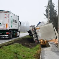 Vozač kamiona punog kukuruza sletio u putni jarak i prevrnuo se