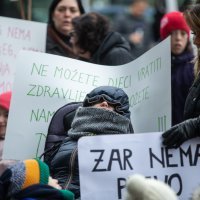 Prosvjed roditelja njegovatelja ispred Ministarstva za demografiju