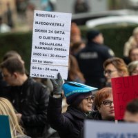 Prosvjed roditelja njegovatelja ispred Ministarstva za demografiju
