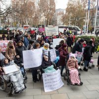 Prosvjed roditelja njegovatelja ispred Ministarstva za demografiju