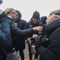 Igrači Dinama dijelili čaj navijačima koji su stigli po svoju ulaznicu