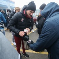 Igrači Dinama dijelili čaj navijačima koji su stigli po svoju ulaznicu