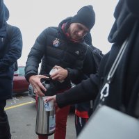 Igrači Dinama dijelili čaj navijačima koji su stigli po svoju ulaznicu