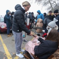 Igrači Dinama dijelili čaj navijačima koji su stigli po svoju ulaznicu