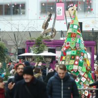 Zagreb: Na Europskom trgu svečano je otkriveno božićno drvce ljubavi i zajedništva