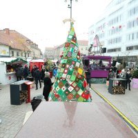Zagreb: Na Europskom trgu svečano je otkriveno božićno drvce ljubavi i zajedništva