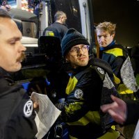 Aktivisti se zalijepili za bus