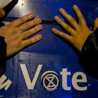 Aktivisti se zalijepili za bus