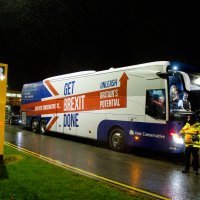 Aktivisti se zalijepili za bus