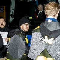 Aktivisti se zalijepili za bus