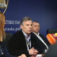 Policija na konferenciji za medije o uhićenjima za ubojstvo u Omišu