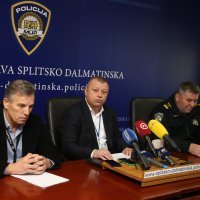 Policija na konferenciji za medije o uhićenjima za ubojstvo u Omišu