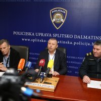 Policija na konferenciji za medije o uhićenjima za ubojstvo u Omišu