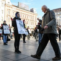 Zagreb: Performans Prijatelja životinja na Trgu bana Josipa Jelačića