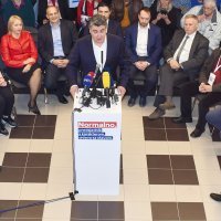 Predsjednički kandidat SDP-a Zoran Milanović održao je predizborni skupu u Gradskom muzeju u Sisku.