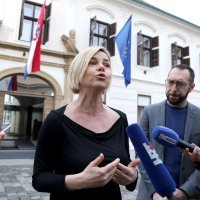 Predstavnici političke platforme 'Možemo!' održali konferenciju ispred Banskih dvora