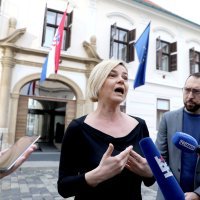 Predstavnici političke platforme 'Možemo!' održali konferenciju ispred Banskih dvora