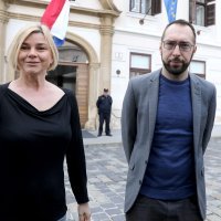 Predstavnici političke platforme 'Možemo!' održali konferenciju ispred Banskih dvora