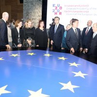 Na domjenku su bili brojni visoki politički dužnosnici, diplomati i uglednici iz raznih sfera društvenog života.