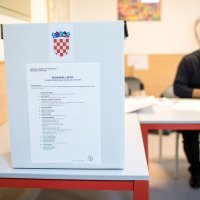Zagreb - U 7 sati ujutro otvorila su se biračka mjesta za izbor predsjednika Republike Hrvatske