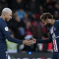 Kylian Mbappe potpisao je knjigu mladom navijaču