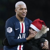 Kylian Mbappe potpisao je knjigu mladom navijaču