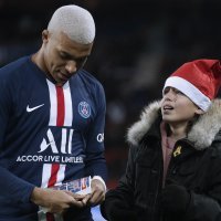 Kylian Mbappe potpisao je knjigu mladom navijaču