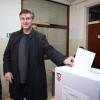 Zagreb: Andrej Plenković na Črnomercu glasovao na predsjedničkim izborima