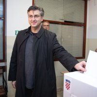 Zagreb: Andrej Plenković na Črnomercu glasovao na predsjedničkim izborima