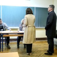 Zagreb: Zoran Milanović u društvu supruge glasovao na predsjedničkim izborima