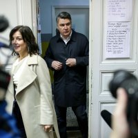 Zagreb: Zoran Milanović u društvu supruge glasovao na predsjedničkim izborima